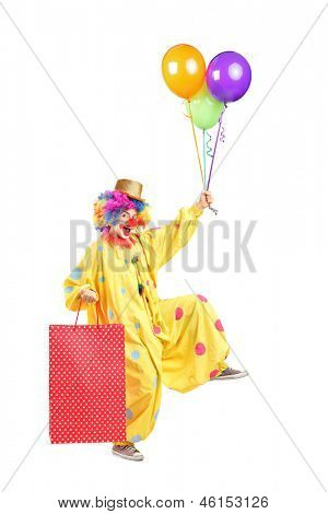 Voller Länge Portrait von fröhliche Clown mit Ballons und Papiertüte, isolated on white background
