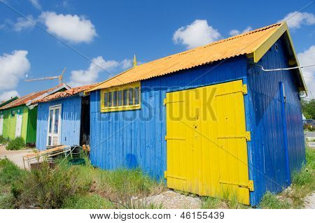 เคบินไม้สีสันสำหรับประมงหอยนางรมที่ Oleron ชาโตว์เดอ