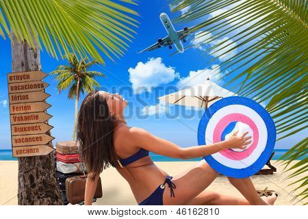 Jovem mulher 9º na praia no resort exótico conceito de viagens