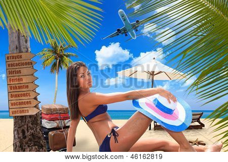 Jovem mulher 9º na praia no resort exótico conceito de viagens