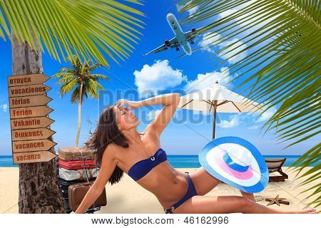 Jovem mulher 9º na praia no resort exótico conceito de viagens