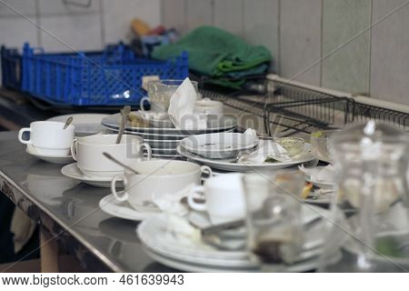 Lots Of Dirty Dishes, After Co-op Or Banquets. The Concept Of Dirty Cuisine In The Restaurant.