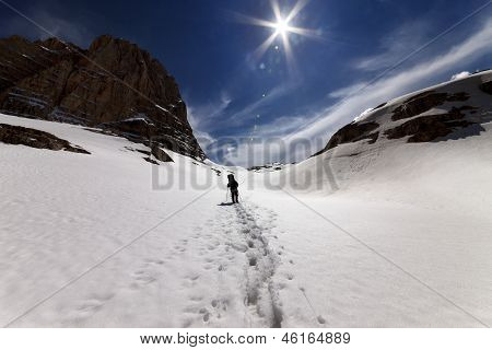 Escursionista su Snowmountains
