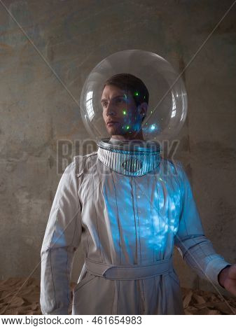 An Astronaut On A Desert Planet Alone, An Explorer On A Distant Planet, Other Worlds And Civilizatio