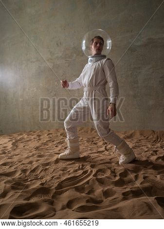 Heroic Astronaut In A Retrofuturism-style Spacesuit On A Desert Planet, Discoverers Of New Worlds, S