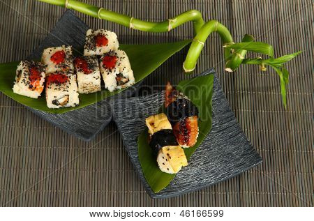 Velsmagende Maki sushi - Roll på plade på måtten