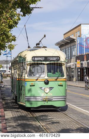 San Francisco, Usa - June 7, 2022: Historic  F-line Antique Pcc Streetcar Operating From Market Stre