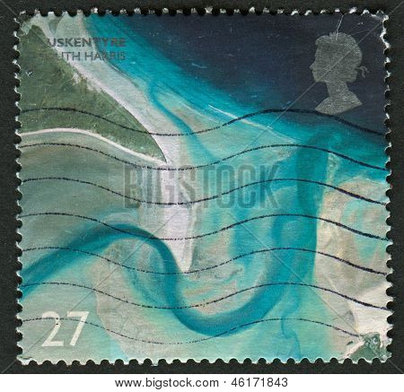 UK - CIRCA 2002: Um selo imprimido em UK mostra imagem da Coastlin britânica de Luskentyre, sul de Harris,