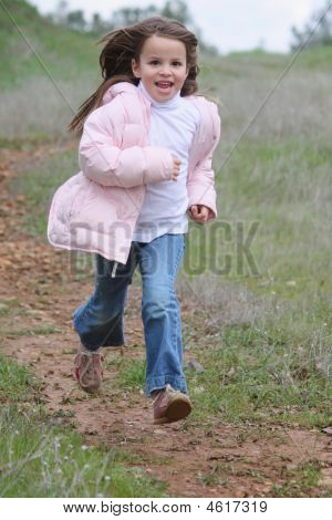 若い女の子の実行