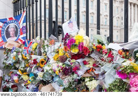 London, Uk - September 11 2022: Flowers Being Laid Outside Buckingham Palace On The Announcement Of 