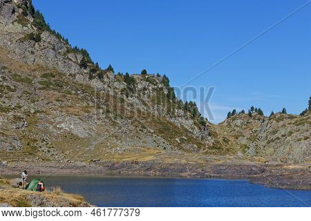Chamrousse, France, August 23, 2022 : Couple Of Hikers Wakes Up After Bivouac At The Lacs Robert, Fa