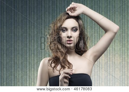 Mujer sexy con pelo ondulado en hombro