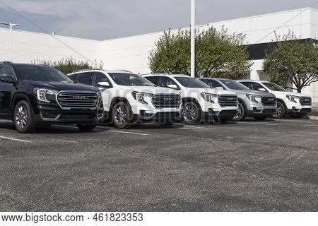 Fishers - Circa September 2022: Gmc Terrain Suv Display At A Dealership. Gmc Offers The Terrain In S