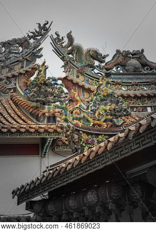 Samut Prakan, Thai-may 01,2022 : Taiwanese Dragon Sculpture Decorate On Taiwanese Temple Roof At Wat