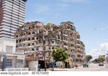 Fortaleza Ceara, Brazil, September 13 2022 An Old Abandon Building In The Meireles Neighborhood In F