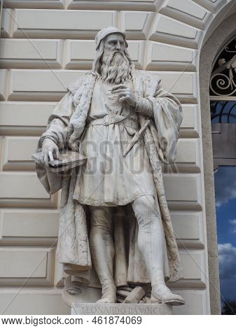 Leonardo Da Vinci Statue At Kuenstlerhaus In Vienna