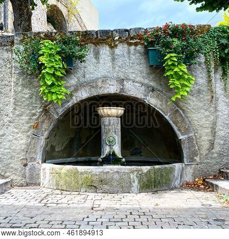 Fontaine Publique Au Bout De La Rue Du Palais De Justice Foix