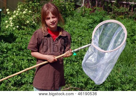 Pige med net til sommerfugl
