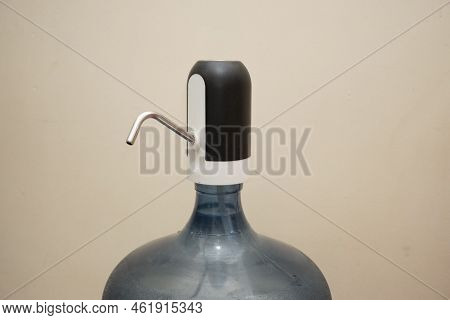Close Up Large Transparent Plastic, 19 Liter Gallon Capacity, With Drinking Water And An Electric Pu