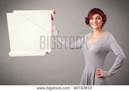 Baeutiful young Woman holding weiße Origami papier textfreiraum