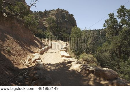 Panoramic View Of Nice Walking Path In Grand Canyon State Park , Usa