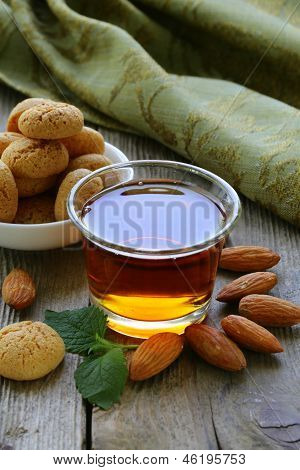 Dezertní likér Amaretto mandlové sušenky (amarittini) a ořechy