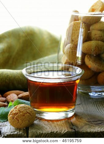 Dezertní likér Amaretto mandlové sušenky (amarittini) a ořechy