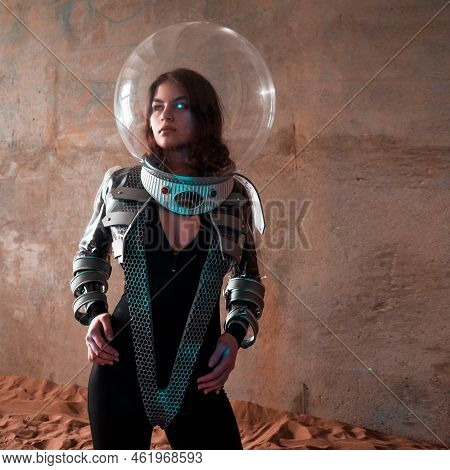 An Astronaut On A Desert Planet Alone, An Explorer On A Distant Planet, Other Worlds And Civilizatio