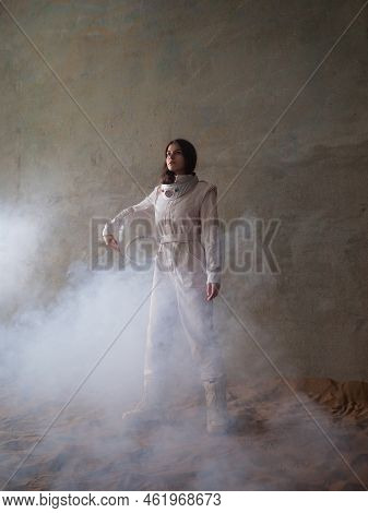 An Astronaut On A Desert Planet Alone, An Explorer On A Distant Planet, Other Worlds And Civilizatio