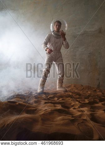Heroic Astronaut In A Retrofuturism-style Spacesuit On A Desert Planet, Discoverers Of New Worlds, S