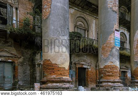 Howrah, West Bengal, India - 26th October 2020 : Vintage Pillars, Doors, Windows And Walls Of Old An