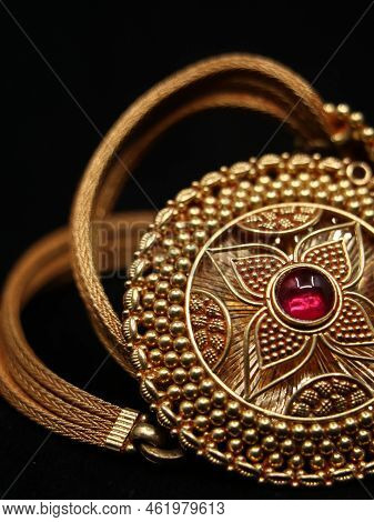 Women\'s Antique Necklace That Comes With A Gold Pendant With A Red Orb Jewel And A Golden Chain Iso