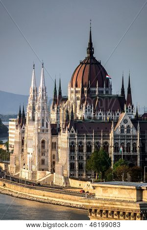 Budapest Center Birdfly Blick auf Sonnenuntergang.
