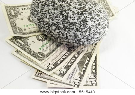 American Geld unter einem Felsen