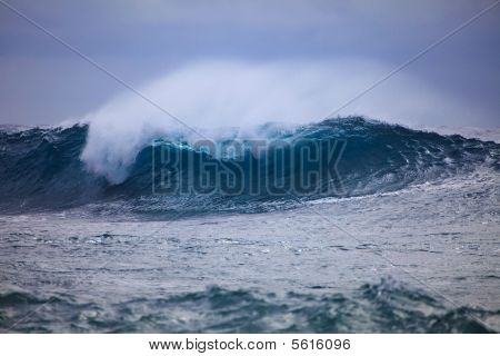 Marejadas de surf contra shore de Oahu