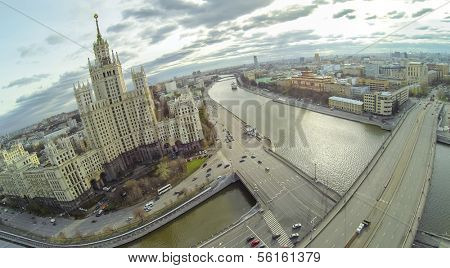 Moskva - 26 oktober: Utsikten från obemannade quadrocopter till kända skyskrapa på Kotelnicheskaya bredvid den