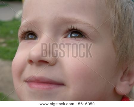 Lille barn smiler