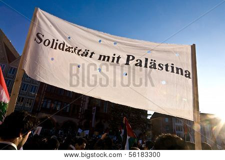 Lidé demonstrovat proti bombardování Gazy a za svobodu v Palestině a A vlastní stát pro T