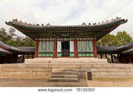 Jajeongjeon Hall Of Gyeonghuigung Palace (1620) In Seoul, Korea