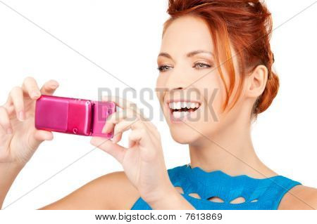Donna felice con fotocamera telefono