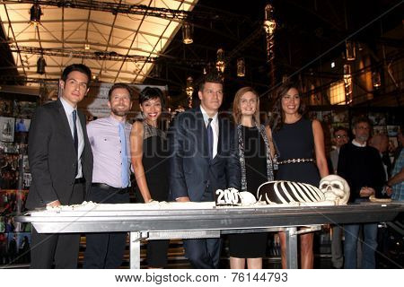 LOS ANGELES - NOV 14:  John Boyd, TJ Thyne, Tamara Taylor, David Boreanaz, Emily Deschanel, Michaela Conlin at the 