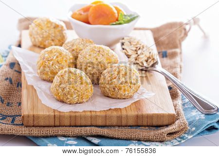 Raw vegan oat apricot banana balls