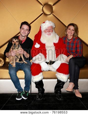 LOS ANGELES - NOV 13:  Kevin Manno, Ali Fedotowsky at the Holiday Pet Portraits Kick-Off Event at the Beverly Center on November 13, 2014 in Beverly Hills, CA