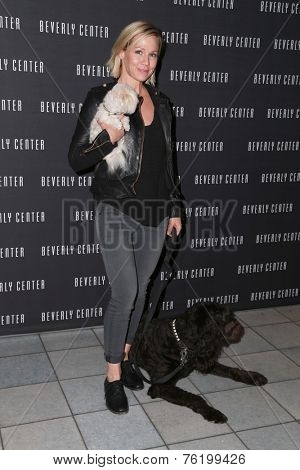 LOS ANGELES - NOV 13:  Jennie Garth at the Holiday Pet Portraits Kick-Off Event at the Beverly Center on November 13, 2014 in Beverly Hills, CA