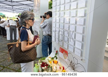 SINGAPORE-MARCH 23 : Visitors paying last respect to the late ex prime minister of Singapore, Mr Lee Kuan Yew. Mr Lee died due to ill health, Mar 23, 2015, Singapore