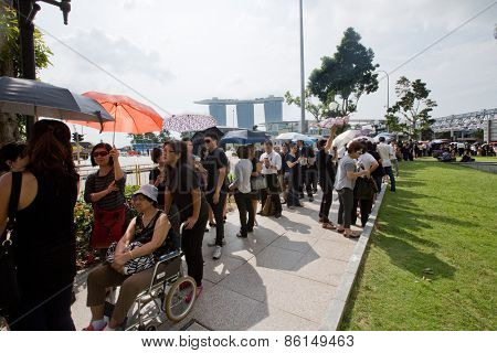 SINGAPORE - MARCH 24:  Lines of people  queuing up to pay last respect to the late Mr Lee Kuan Yew,ex prime minister of Singapore,lying in state at the parliament house. Mar 24, 2015, Singapore.