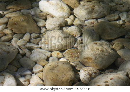 Pedras debaixo de água 