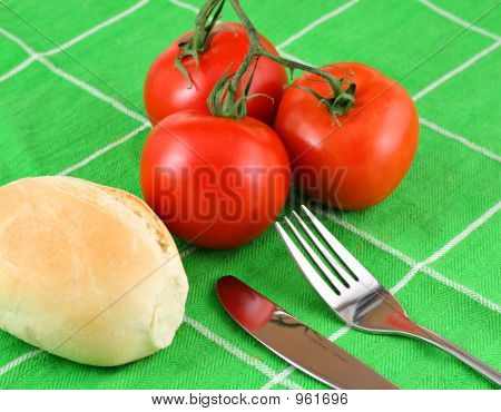 녹색 옷에 빨간 토마토