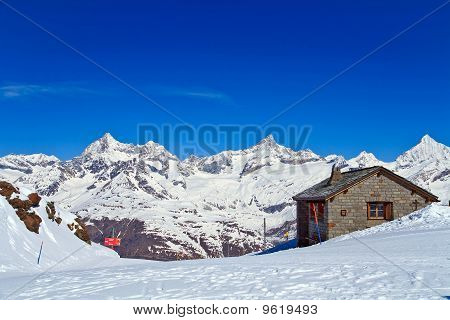 Landschaft der Schweizer Alpen mit Ziegelhaus