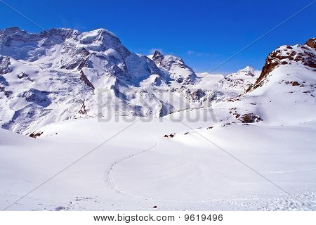 Landschaft des Ski-Pfades in Schweizer Alpen